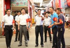 7月19日，集团副总经理陈立群、集团党委副书记王跃军、集团董事龚林及集团有关部门领导深入市场一线，逐步走访了A、B、C、D四个区，对市场占道、地面卫生、车辆摆放等多个问题进行了详细检查。