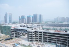 新洪城大市场项目市场交易区全貌。市场南区A1模块、北区B3模块商铺精装样板房工程已经完成，正在进行局部修改和调整，后期将组织商户代表参观。
