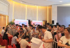 8月6日上午10时18分
洪大赣江城2期8#楼开盘
现场情况与“往常”一样
炎热的酷暑并未阻挡购房者们的热情