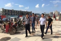 近日，南昌县房管局检查组在洪城大市场股份有限公司副总经理谢运福的带领下，针对“创文巩卫”工作，对洪大赣江城小区进行实地视察。