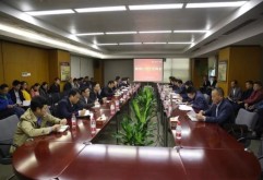 10月17日，洪大集团组织召开10月份工作例会，集团常务副总姜泓声、副总经理陈立群、副总经理王跃军、董事会秘书贾林、总经理助理刘向飞、集团董事龚林、总经理助理詹辉出席了会议，各部门、各下属公司正、副职及董事长秘书参加了会议，会议由集团副总经理陈立群主持。