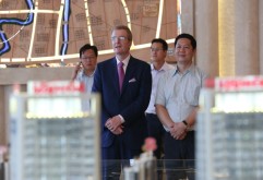 近日，应集团董事长刘如强的邀请，花旗银行全球CEO Peter Clive Charrington一行莅临新洪城大市场项目考察。