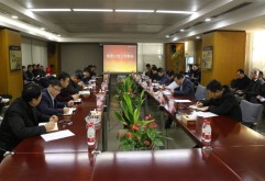 12月26日，集团工作例会在集团公司五楼1号会议室召开。集团副总经理陈立群、副总经理王跃军、董事会秘书贾林、总经理助理刘向飞、集团董事龚林、总经理助理詹辉出席了会议，集团各部门、下属公司相关中层正副职参加了会议。会议由集团副总经理陈立群主持。