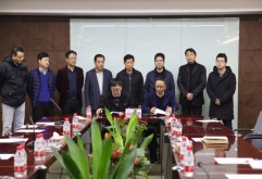  12月27日，洪大服装世界智慧化市场试点项目工作签约仪式在集团会议室隆重召开，集团常务副总经理姜泓声、集团副总经理陈立群、集团副总经理王跃军及洪大长薪公司、洪大运营公司、集团信息中心、集团企划部等各位领导，以及华为代理商江西瑞智公司代表、武汉万江龙公司代表等二十余人与会参加。