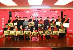 1月22日，“2017年度江西裤业优秀品牌颁奖盛典暨2018年迎新春年会”在海联大厦三楼宴会厅隆重举行。省社会组织党委书记王永、洪大集团党委书记、总经理余小玲，洪大集团副总经理、洪大商会会长陈立群，洪大集团副总经理、洪大商会党总支书记王跃军等集团领导、洪大商会代表、各分会和支部代表、各兄弟商协会代表和新闻媒体以及江西省裤业协会的全体会员和全体党员共计500多人出席了本次盛会。