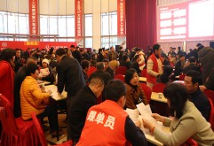 来自全国各地的客户
汇聚新市场展示中心
外面小雨稀稀，里面人潮涌动
各地人群在这里交织
各类方言在这里交流
现在，这里人山人海
目的只有一个
就是为了洪大名优商品交易中心