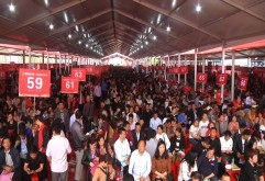 4月21日，新洪城大市场•名优商品交易中心黄金旺铺首开，吸引了全国各地逾万名客户齐聚，现场人潮涌动，6小时揽金近30亿元，掀起了一场史无前例、盛况空前的洪城抢铺热潮！