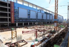 目前，洪大长薪文化旅游城土方开挖累计完成约45万m³。东区：底板、负二层、夹层主体完成，负一层23-32轴主体结构完成。