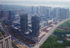 市场交易区南区A1大面精装修完成95%；市场交易区南区A2大面精装修完成75%；市场交易区南区A4模块外幕墙完成85%，A3、A4模块粉刷地下室完成95%。