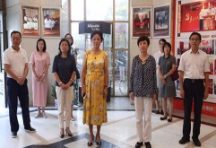 在洪大集团，石岱书记一行参观了洪大集团党群工会建设基地，洪大女农民工之家工作阵地，并详细了解了女农民工之家的建设情况，针对职工关心的热点问题和工会组织的作用开展调研。