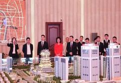 近日，江西银行行长罗焱一行莅临新洪城大市场就加强银企融合、助推普惠金融专项工作进行调研指导，集团董事长刘如强，集团总经理余小玲携集团高管一行热情接待。