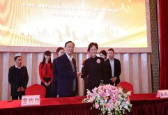 签约仪式后，各方代表参观了新洪城大市场展厅，此次活动也吸引了百位大学生的参与。