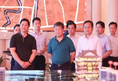 8月27日，张家港市政协副主席兼财政局局长周兵，张家港市财政局副局长朱龙友，招商资本首席运营官、总经理郭健，国信弘盛创业投资有限公司总裁助理肖阳等一行莅临新洪城大市场考察