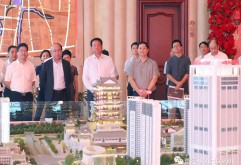 8月23日，中粮集团副总裁、大悦城控股董事长周政、总经理曹荣根一行莅临新洪城大市场项目考察项目；集团董事长刘如强携常务副总经理陈立群等集团高管热情接待。