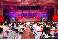 新洪城大市场物业服务整体进场启动仪式暨洪大•长薪Mall品牌战略发布会隆重举行。省、市、县相关部门领导、商户代表、行业精英、战略合作伙伴、银行金融机构及新闻媒体近700余人参加了此次活动。