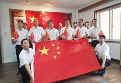 9月24日，洪大物业党支部以“迎国庆、守初心、担使命”为主题，积极组织全体党员、积极分子及骨干员工观看了建国70周年纪录片和新市场宣传片