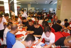 近日，南昌市总工会与邮储银行南昌市分行在洪大服装世界举行南昌工会百名创业者喜获“洪工贷”授信签约暨贴心金融服务推介仪式。