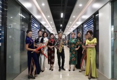 海纳百川，有容乃大！新洪城大市场打造全国首创的商旅文智慧商贸综合体，融合了千年豫章人文精髓与现代南昌动感都市的文化底蕴，以更加开阔的文化视野和开放的文化气度广纳八方来客。