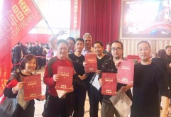 11月17日，新洪城大市场展示中心人潮涌动，洪城大市场400余名商户抱团齐聚办理新洪城大市场商户经营业态细分最终确认及选铺资格证发放业务。