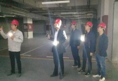 洪大长薪科技工程中心是一支由周铭带领，邹冬冬、杨辉、易冬冬组成的专业弱电队伍，这支队伍年轻且专业性强，每日穿梭于市场各个角落