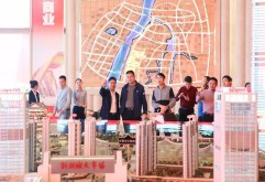 11月2日，中国华融资产管理公司江西分公司党委书记、总经理张宏亮一行莅临洪大集团考察调研，集团总经理陈立群、财务总监刘刚陪同接待。