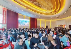 新洪城大市场经营业态细分及选铺资格证发放工作持续进行中，仍然有不少商户一大早就赶到现场来办理各项手续，小编有幸采访到几位刚领“证”的商户，让我们都听听他们对新洪城大市场有什么期待！！