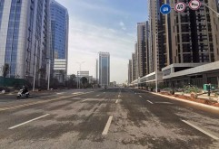 新洪大公交枢纽于今年7月开工，计划2021年完工。新洪大公交枢纽与在建中的地铁四号线东新站无缝对接，待2021年底地铁四号线通车，大家出站就能乘坐公交，前往各个区域，减少步行路程。