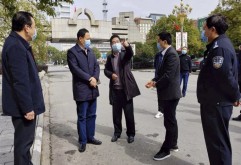 2月14日上午，西湖区委常委、区政府常务副区长、党组副书记邓云生一行莅临洪城大市场视察指导防疫防控工作，并为市场加强群防联控、做好防疫工作现场办公。