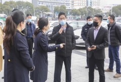 二月二，龙抬头”。2月24日，农历二月初二，江西洪大集团旗下品牌市场之一的洪大服装世界，迎来了首批复工复产的商户。据洪城商圈有关负责人介绍，这是洪城商圈首家开市复工的市场，其后，商圈核心市场洪城大市场及其他市场将按“成熟一个，复工复产一个”的原则，分期分批逐步开市复工。