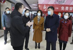  3月4日上午， 南昌市副市长李松殿、市政府副秘书长万里菲、市商务局局长陈建军一行专程来到洪大服装世界检查指导防疫防控和开市复工工作。集团党委书记余小玲、总经理陈立群、党委副书记王跃军、董事龚林，集团行政部主任许绍辉及洪大运营公司总经理黄志强接待并汇报相关工作。西湖区区长黄小燕、副区长兰杨丽、商务局局长熊君毅及洪城商圈管委会主任胡延及洪城大市场派出所所长朱定明陪同。