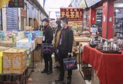 他来了！他来了！! 他们拿着文件袋走过来了!!!最近，在洪城大市场你会看到手上拿着印有“洪城大市场搬迁工作组”文件袋的人穿梭在市场各个商铺，他们有一个共同的称谓——“洪城大市场搬迁工作队”。