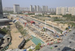 继东祥路7月底双向4车道贯通等多项利好后近日新市场再传利好！根据南昌市最新规划南昌地铁6号线将与在建的4号线分别在新洪城大市场站和东新站同时交汇届时新市场将实现双地铁交汇成为南昌市重要的地铁枢纽。