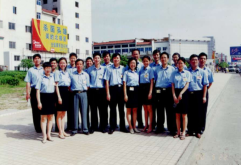 洪城大市场即将成为历史。看到我们关于征集老照片、老物件的活动，集团工会主席郑铭红在手机里翻找出几张泛黄照片，为我们徐徐讲述她为洪大奉献的青春芳华。