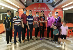        作为洪城大市场的最早的一批商户，万白菊在老市场店铺押金退款申报手续办理大厅被很多人一眼认出，“组长”、“大姐”、“领导”叫个不停。25年前，这帮兄弟姐妹跟着她来到洪城大市场收获成功。退掉押金，万白菊又将带领大家到新市场再创业。