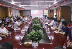        5月13日下午，集团公司召集部分市场商户代表，举行老市场搬迁新市场开业商户沟通会。集团党委书记余小玲、总经理陈立群、党委副书记王跃军、副总经理刘向飞、副总经理龚林等集团领导及各专项工作组负责人，以及老市场百货及文体布匹区商户代表共60余人参加会议。