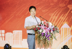         6月18日晚，“告别老市场 奔向新未来”——洪城大市场整体搬迁启动仪式在新洪城大市场C9多功能厅隆重举行并全网在线直播，省工商联党组成员、副主席洪跃平代表省工商联、省总商会出席活动并发表讲话。