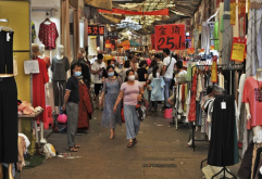        对于洪大人来说，这一天被赋予了更多的意义——2019年度的洪大集团与商户的租赁合同已于5月31日自行终止、不再续约，6月1日起洪城大市场正式进入搬迁过渡期，洪大集团对市场实际经营户的租金、物管费予以全部免收，全力扶持商户经营。