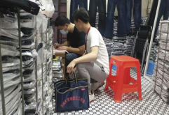        随着老市场搬迁和新市场开业时间的日益临近，为扶持市场实际经营户平稳度过2020年6月1日到8月新市场开业前的搬迁过渡期，洪大集团对市场内店铺的实际经营户实施免收租金、物管费等优惠政策。