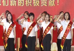 洪城大市场整体搬迁启动仪式上,50位洪大精英代表带领全场庄严宣誓.当全场齐声高呼“宣誓人——洪大人”.