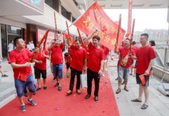 比结婚都高兴！”窗帘布匹分铺结束，商户连夜聚餐庆祝