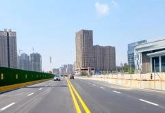 东祥路、东江路、下邓路、桃新大道快速路等路网的完善将极大缓解新洪城大市场的交通压力，增强新市场对省内外地区的辐射能力，带动新市场快速旺场