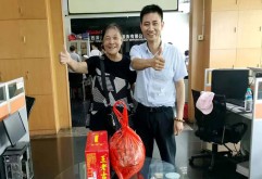 “我在老市场经营25年了，从老市场开业就经营服装，是洪大让我翻身做了主人，还发家致富了