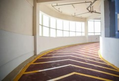 屋顶停车场设计，既提高了新市场的空间利用率；停车场顶棚安装光伏太阳能发电板，也体现出新市场绿色环保的建筑设计理念