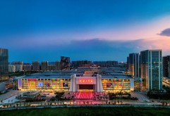 这里上到秋冬大衣、春夏小衫，下到鞋帽配饰，应有尽有