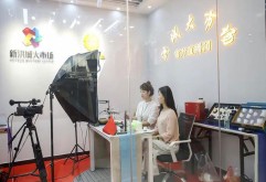 10月1日，当电脑桌椅、美肤灯、摄像机、音响、话筒等整整齐齐摆好，漂亮的小姐姐摆弄着茶具给屏幕前的网友介绍茶叶