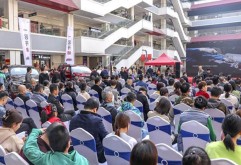 有各级党委、政府的大力支持,有洪大集团、广大商户以及各位领导嘉宾在内的社会各界的高度关注与共同努力