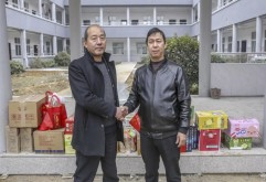 12月10日上午10时许，在南昌县东新乡敬老院，当地小洲村村民熊卫东匆匆放下后备箱里的纸巾、饮料等生活日用品，委婉地拒绝了小编的采访后提出向SOS儿童村捐赠的想法，转身开车离去。