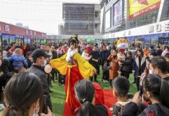 12月12日，『长薪集市』可谓是人气爆棚，你去逛了吗？在这个集市里有好吃的、好玩的、好看的还有超多福利！超多奖品！