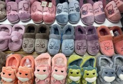  新洪大1-2号馆3楼 家居鞋、通勤鞋种类繁多货品供不应求,有需求的朋友们，快来备货吧！