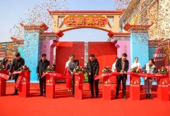 因为周日人气太过火爆，长薪集市的商户们不约而同地选择周一至周五继续营业